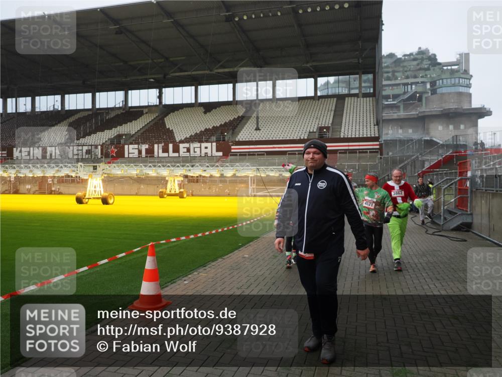 07.12.2025 - St. Pauli X-Mass-Run No. 15 Fabian Wolf http://msf.ph/oto/9387928 07.12.2025 10:18:46 Ziel 243, 721, 1034, 1607, 1671, 2152, 2631, 2925, 3862, 4521, 4522, 4524, 4547 meine-sportfotos.de