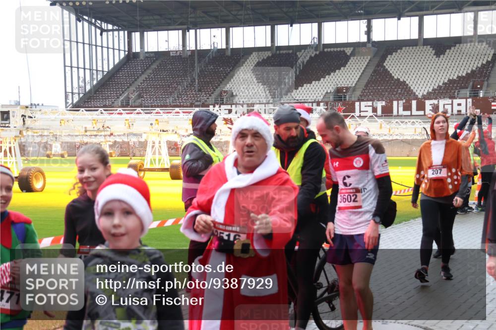07.12.2025 - St. Pauli X-Mass-Run No. 15 Luisa Fischer http://msf.ph/oto/9387929 07.12.2025 11:48:44 Ziel 171, 16, 3602, 207, 207, 616, 724, 732, 796, 990, 1471, 1474, 1597, 1891, 1911, 1926, 1927, 2381, 2384, 2432, 2451, 2452, 2475, 2516, 2842, 3023, 3312, 3313, 3388, 3504, 3528, 3542, 3545, 3547, 3602, 3635, 3638, 3646, 3657, 4134, 4423, 4424, 4425, 4426, 4427, 4477, 4480 meine-sportfotos.de
