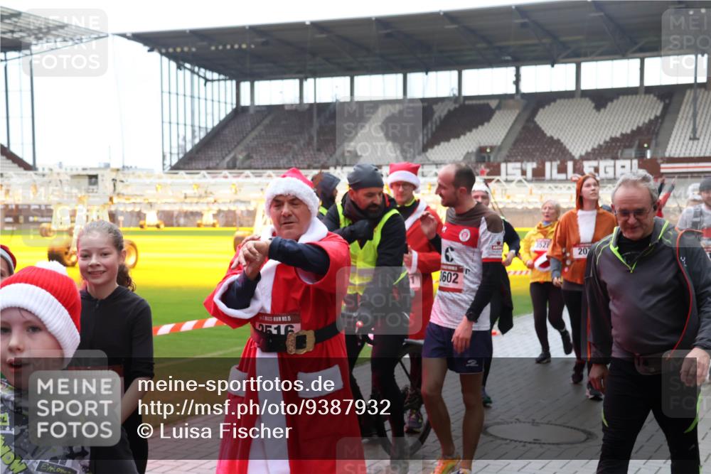 07.12.2025 - St. Pauli X-Mass-Run No. 15 Luisa Fischer http://msf.ph/oto/9387932 07.12.2025 11:48:44 Ziel 15, 97, 15, 616, 3602, 3528, 20, 207, 616, 724, 732, 796, 990, 1471, 1474, 1597, 1891, 1911, 1926, 1927, 2381, 2384, 2432, 2451, 2452, 2475, 2516, 2842, 3023, 3312, 3313, 3388, 3504, 3528, 3542, 3545, 3547, 3602, 3635, 3638, 3646, 3657, 4134, 4423, 4424, 4425, 4426, 4427, 4477, 4480 meine-sportfotos.de