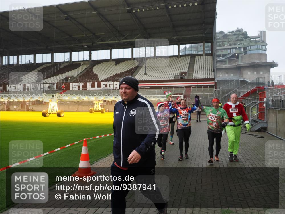 07.12.2025 - St. Pauli X-Mass-Run No. 15 Fabian Wolf http://msf.ph/oto/9387941 07.12.2025 10:18:47 Ziel 243, 721, 1034, 1607, 1671, 2152, 2631, 2925, 3862, 4521, 4522, 4524, 4547 meine-sportfotos.de