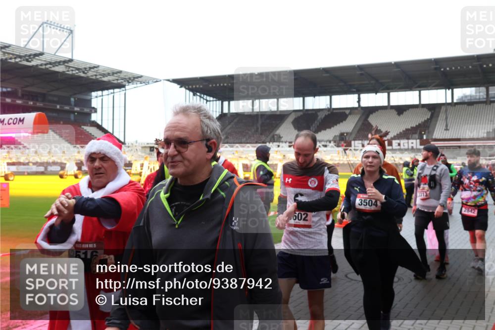 07.12.2025 - St. Pauli X-Mass-Run No. 15 Luisa Fischer http://msf.ph/oto/9387942 07.12.2025 11:48:47 Ziel 15, 9616, 602, 3504, 3313, 2842, 207, 616, 724, 732, 796, 990, 1471, 1474, 1597, 1891, 1911, 1926, 1927, 2008, 2381, 2384, 2432, 2516, 2842, 3023, 3312, 3313, 3388, 3504, 3528, 3542, 3545, 3547, 3602, 3635, 3638, 3646, 3657, 3926, 4134, 4423, 4424, 4425, 4426, 4427, 4477, 4480 meine-sportfotos.de