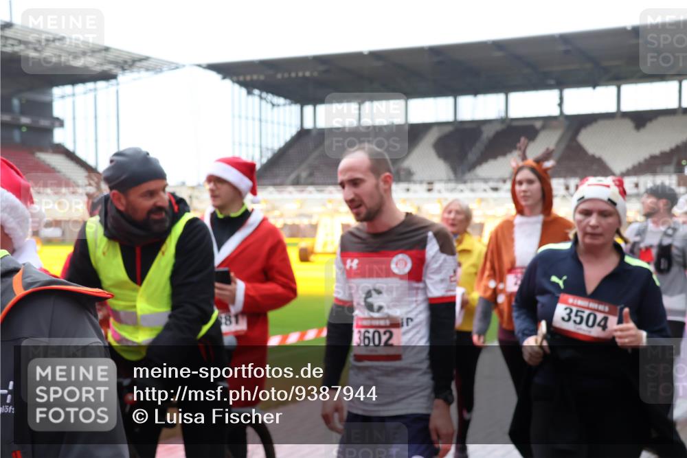 07.12.2025 - St. Pauli X-Mass-Run No. 15 Luisa Fischer http://msf.ph/oto/9387944 07.12.2025 11:48:47 Ziel 81, 3602, 3504, 207, 616, 724, 732, 796, 990, 1471, 1474, 1597, 1891, 1911, 1926, 1927, 2008, 2381, 2384, 2432, 2516, 2842, 3023, 3312, 3313, 3388, 3504, 3528, 3542, 3545, 3547, 3602, 3635, 3638, 3646, 3657, 3926, 4134, 4423, 4424, 4425, 4426, 4427, 4477, 4480 meine-sportfotos.de