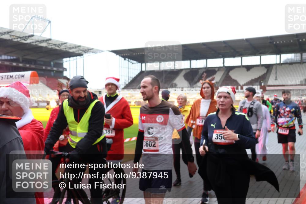 07.12.2025 - St. Pauli X-Mass-Run No. 15 Luisa Fischer http://msf.ph/oto/9387945 07.12.2025 11:48:48 Ziel 381, 3602, 35, 842, 207, 616, 724, 732, 796, 990, 1471, 1474, 1597, 1891, 1911, 1926, 1927, 2008, 2075, 2432, 2516, 2842, 3023, 3312, 3313, 3388, 3504, 3528, 3542, 3545, 3547, 3602, 3635, 3638, 3646, 3657, 3926, 4134, 4423, 4424, 4425, 4426, 4427, 4477, 4480 meine-sportfotos.de
