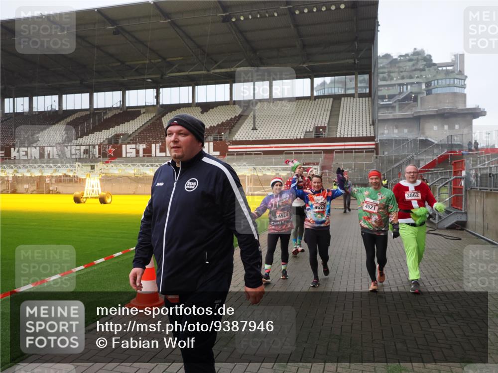 07.12.2025 - St. Pauli X-Mass-Run No. 15 Fabian Wolf http://msf.ph/oto/9387946 07.12.2025 10:18:47 Ziel 243, 721, 1034, 1607, 1671, 2152, 2631, 2925, 3862, 4521, 4522, 4524, 4547 meine-sportfotos.de