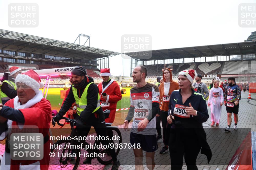 07.12.2025 - St. Pauli X-Mass-Run No. 15 Luisa Fischer http://msf.ph/oto/9387948 07.12.2025 11:48:48 Ziel 15, 16, 2381, 15, 3602, 207, 350, 3312, 2842, 207, 616, 724, 732, 796, 990, 1471, 1474, 1597, 1891, 1911, 1926, 1927, 2008, 2075, 2432, 2516, 2842, 3023, 3312, 3313, 3388, 3504, 3528, 3542, 3545, 3547, 3602, 3635, 3638, 3646, 3657, 3926, 4134, 4423, 4424, 4425, 4426, 4427, 4477, 4480 meine-sportfotos.de