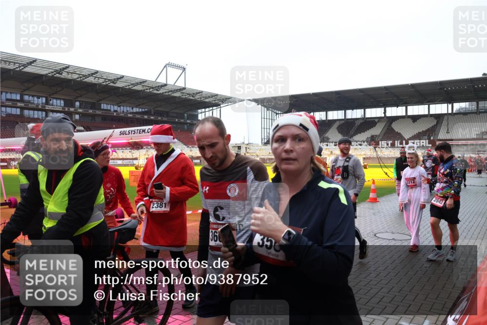 07.12.2025 - St. Pauli X-Mass-Run No. 15 Luisa Fischer http://msf.ph/oto/9387952 07.12.2025 11:48:49 Ziel 238, 36, 350, 3312, 2842, 207, 616, 724, 732, 796, 990, 1471, 1474, 1597, 1891, 1911, 1926, 1927, 2008, 2075, 2148, 2432, 2842, 3023, 3312, 3313, 3388, 3504, 3528, 3542, 3545, 3547, 3602, 3635, 3638, 3646, 3657, 3926, 4134, 4423, 4424, 4426, 4477, 4480 meine-sportfotos.de