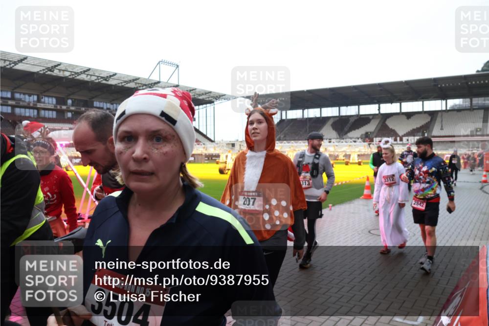 07.12.2025 - St. Pauli X-Mass-Run No. 15 Luisa Fischer http://msf.ph/oto/9387955 07.12.2025 11:48:50 Ziel 15, 3504, 207, 313, 3312, 2842, 207, 616, 724, 732, 796, 990, 1471, 1474, 1597, 1613, 1891, 1911, 1926, 1927, 2008, 2075, 2148, 2432, 2842, 3023, 3312, 3313, 3388, 3504, 3528, 3542, 3545, 3547, 3602, 3635, 3638, 3646, 3657, 3926, 4134, 4423, 4424, 4426, 4477, 4480 meine-sportfotos.de