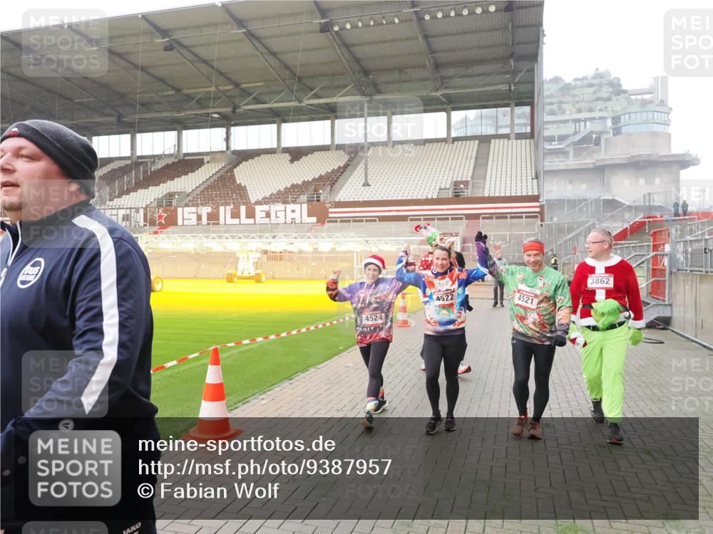 07.12.2025 - St. Pauli X-Mass-Run No. 15 Fabian Wolf http://msf.ph/oto/9387957 07.12.2025 10:18:48 Ziel 721, 1034, 1607, 1671, 2152, 2631, 2925, 3862, 4521, 4522, 4524, 4547 meine-sportfotos.de