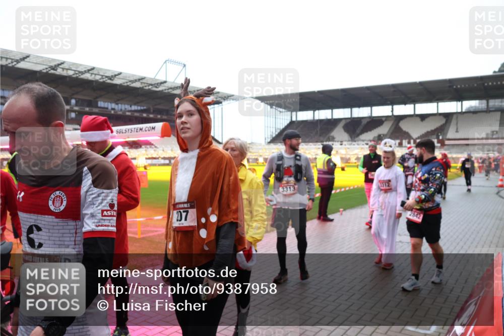 07.12.2025 - St. Pauli X-Mass-Run No. 15 Luisa Fischer http://msf.ph/oto/9387958 07.12.2025 11:48:51 Ziel 1910, 07, 3313, 2312, 15, 602, 2842, 207, 616, 724, 732, 796, 990, 1471, 1474, 1597, 1613, 1891, 1911, 1926, 1927, 2008, 2075, 2148, 2432, 2717, 2718, 2842, 3023, 3312, 3388, 3504, 3528, 3542, 3545, 3547, 3602, 3635, 3638, 3646, 3657, 3926, 4134, 4423, 4424, 4426, 4477, 4480 meine-sportfotos.de