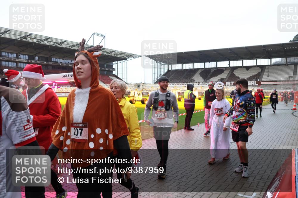 07.12.2025 - St. Pauli X-Mass-Run No. 15 Luisa Fischer http://msf.ph/oto/9387959 07.12.2025 11:48:51 Ziel 15, 207, 3313, 30, 3312, 2842, 207, 616, 724, 732, 796, 990, 1471, 1474, 1597, 1613, 1891, 1911, 1926, 1927, 2008, 2075, 2148, 2432, 2717, 2718, 2842, 3023, 3312, 3388, 3504, 3528, 3542, 3545, 3547, 3602, 3635, 3638, 3646, 3657, 3926, 4134, 4423, 4424, 4426, 4477, 4480 meine-sportfotos.de