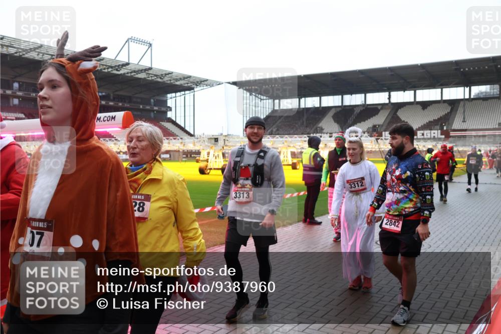 07.12.2025 - St. Pauli X-Mass-Run No. 15 Luisa Fischer http://msf.ph/oto/9387960 07.12.2025 11:48:51 Ziel 15, 07, 15, 28, 3313, 3312, 2842, 207, 616, 724, 732, 796, 990, 1471, 1474, 1597, 1613, 1891, 1911, 1926, 1927, 2008, 2075, 2148, 2432, 2717, 2718, 2842, 3023, 3312, 3388, 3504, 3528, 3542, 3545, 3547, 3602, 3635, 3638, 3646, 3657, 3926, 4134, 4423, 4424, 4426, 4477, 4480 meine-sportfotos.de