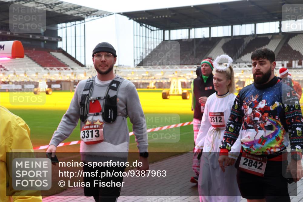 07.12.2025 - St. Pauli X-Mass-Run No. 15 Luisa Fischer http://msf.ph/oto/9387963 07.12.2025 11:48:52 Ziel 3313, 3312, 15, 2842, 207, 616, 724, 732, 796, 990, 1471, 1474, 1597, 1613, 1891, 1911, 1926, 1927, 2008, 2075, 2148, 2432, 2717, 2718, 2842, 3023, 3312, 3388, 3504, 3528, 3542, 3545, 3547, 3602, 3635, 3638, 3646, 3657, 3926, 4134, 4423, 4424, 4426, 4477, 4480 meine-sportfotos.de