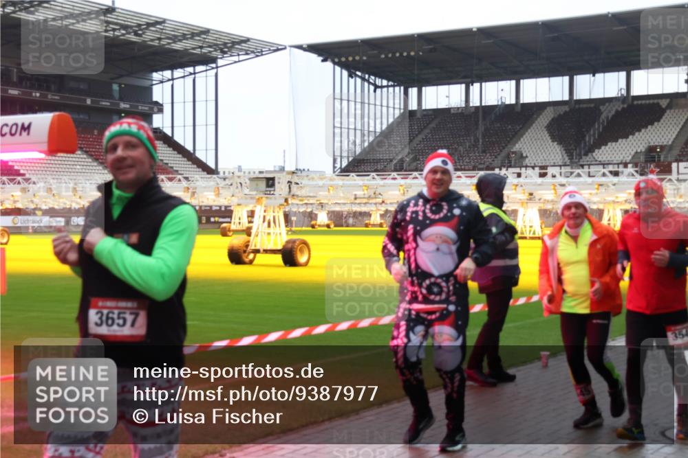 07.12.2025 - St. Pauli X-Mass-Run No. 15 Luisa Fischer http://msf.ph/oto/9387977 07.12.2025 11:48:55 Ziel 4, 3657, 354, 207, 616, 724, 732, 796, 990, 1613, 1891, 1911, 1926, 1927, 1966, 1967, 2008, 2075, 2148, 2432, 2717, 2718, 3023, 3388, 3504, 3528, 3542, 3545, 3547, 3602, 3635, 3638, 3646, 3657, 3926, 4134, 4423, 4424, 4426, 4477, 4480 meine-sportfotos.de