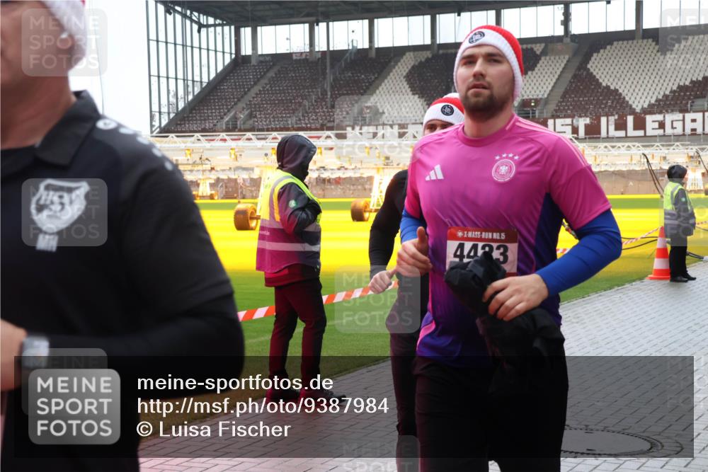 07.12.2025 - St. Pauli X-Mass-Run No. 15 Luisa Fischer http://msf.ph/oto/9387984 07.12.2025 11:49:08 Ziel 15, 4423, 24, 146, 244, 548, 616, 732, 990, 1613, 1891, 1911, 1926, 1927, 1966, 1967, 2008, 2075, 2148, 2432, 2717, 2718, 3023, 3388, 3504, 3528, 3635, 3638, 3646, 3657, 3926, 4134, 4423, 4424, 4426, 4477, 4480 meine-sportfotos.de