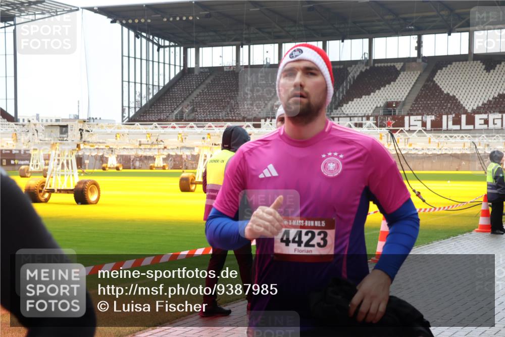 07.12.2025 - St. Pauli X-Mass-Run No. 15 Luisa Fischer http://msf.ph/oto/9387985 07.12.2025 11:49:08 Ziel 15, 4423, 24, 146, 244, 548, 616, 732, 990, 1613, 1891, 1911, 1926, 1927, 1966, 1967, 2008, 2075, 2148, 2432, 2717, 2718, 3023, 3388, 3504, 3528, 3635, 3638, 3646, 3657, 3926, 4134, 4423, 4424, 4426, 4477, 4480 meine-sportfotos.de