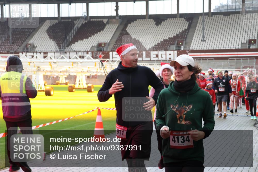 07.12.2025 - St. Pauli X-Mass-Run No. 15 Luisa Fischer http://msf.ph/oto/9387991 07.12.2025 11:49:10 Ziel 1911, 15, 4134, 732, 616, 24, 146, 244, 548, 616, 701, 703, 732, 990, 1613, 1891, 1911, 1926, 1927, 1966, 1967, 2008, 2075, 2148, 2432, 2717, 2718, 3023, 3388, 3504, 3528, 3635, 3638, 3646, 3657, 3926, 4134, 4423, 4424, 4426, 4477, 4480 meine-sportfotos.de