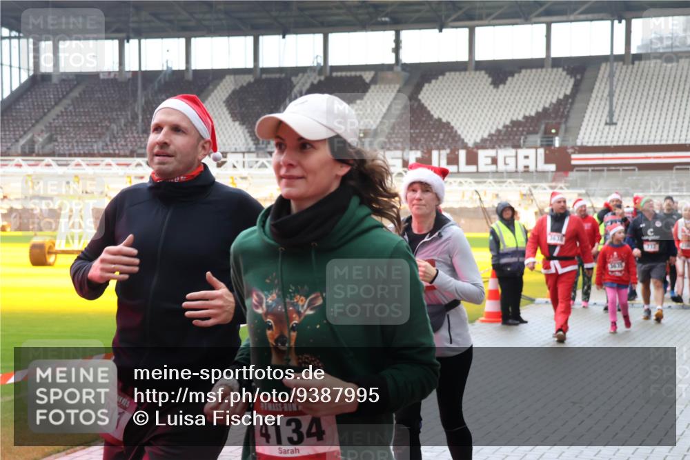 07.12.2025 - St. Pauli X-Mass-Run No. 15 Luisa Fischer http://msf.ph/oto/9387995 07.12.2025 11:49:11 Ziel 917, 4134, 3638, 732, 24, 146, 244, 548, 616, 701, 703, 732, 990, 1613, 1891, 1911, 1926, 1927, 1966, 1967, 2008, 2075, 2148, 2432, 2717, 2718, 3023, 3388, 3504, 3528, 3635, 3638, 3646, 3657, 3926, 4134, 4423, 4424, 4426, 4477, 4480 meine-sportfotos.de