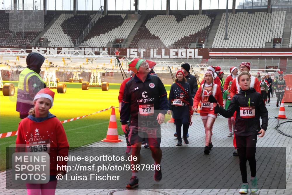 07.12.2025 - St. Pauli X-Mass-Run No. 15 Luisa Fischer http://msf.ph/oto/9387996 07.12.2025 11:49:20 Ziel 200, 15, 3635, 732, 2008, 3388, 27, 616, 1966, 24, 146, 244, 548, 616, 701, 703, 732, 1613, 1891, 1911, 1926, 1927, 1966, 1967, 2008, 2075, 2148, 2432, 2717, 2718, 3023, 3388, 3646, 3926, 4134, 4423, 4424, 4426, 4477, 4480 meine-sportfotos.de