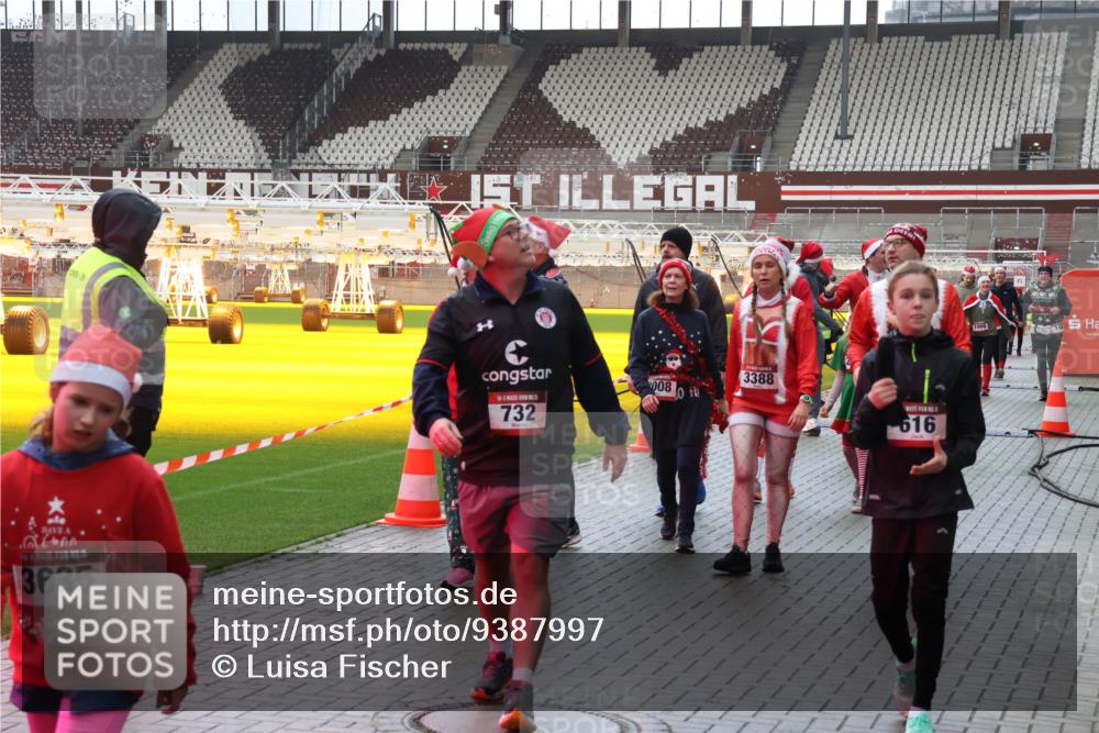 07.12.2025 - St. Pauli X-Mass-Run No. 15 Luisa Fischer http://msf.ph/oto/9387997 07.12.2025 11:49:21 Ziel 5, 3635, 732, 3388, 2008, 616, 1966, 24, 146, 244, 548, 616, 701, 703, 732, 1613, 1891, 1911, 1926, 1927, 1966, 1967, 2008, 2075, 2148, 2432, 2717, 2718, 3023, 3388, 3646, 3926, 4134, 4423, 4424, 4426, 4477, 4480 meine-sportfotos.de