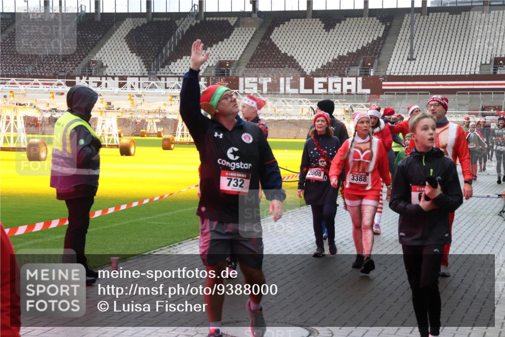 07.12.2025 - St. Pauli X-Mass-Run No. 15 Luisa Fischer http://msf.ph/oto/9388000 07.12.2025 11:49:21 Ziel 1, 732, 2008, 3388, 1966, 24, 146, 244, 548, 616, 701, 703, 732, 1613, 1891, 1911, 1926, 1927, 1966, 1967, 2008, 2075, 2148, 2432, 2717, 2718, 3023, 3388, 3646, 3926, 4134, 4423, 4424, 4426, 4477, 4480 meine-sportfotos.de