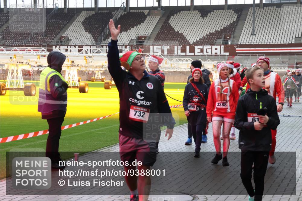 07.12.2025 - St. Pauli X-Mass-Run No. 15 Luisa Fischer http://msf.ph/oto/9388001 07.12.2025 11:49:22 Ziel 732, 3388, 2008, 61, 1966, 24, 24, 146, 244, 548, 616, 701, 703, 732, 1613, 1891, 1911, 1926, 1927, 1966, 1967, 2008, 2075, 2148, 2432, 2717, 2718, 3023, 3388, 3646, 3926, 4134, 4423, 4424, 4426, 4477, 4480 meine-sportfotos.de