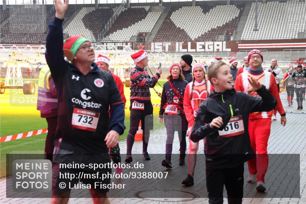 07.12.2025 - St. Pauli X-Mass-Run No. 15 Luisa Fischer http://msf.ph/oto/9388007 07.12.2025 11:49:23 Ziel 732, 1927, 2008, 3, 14, 1966, 616, 0, 00, 24, 146, 244, 548, 616, 701, 703, 732, 1613, 1891, 1911, 1926, 1927, 1966, 1967, 1992, 1993, 2008, 2075, 2148, 2432, 2717, 2718, 3023, 3388, 3646, 3926, 4134, 4423, 4424, 4426, 4477, 4480 meine-sportfotos.de