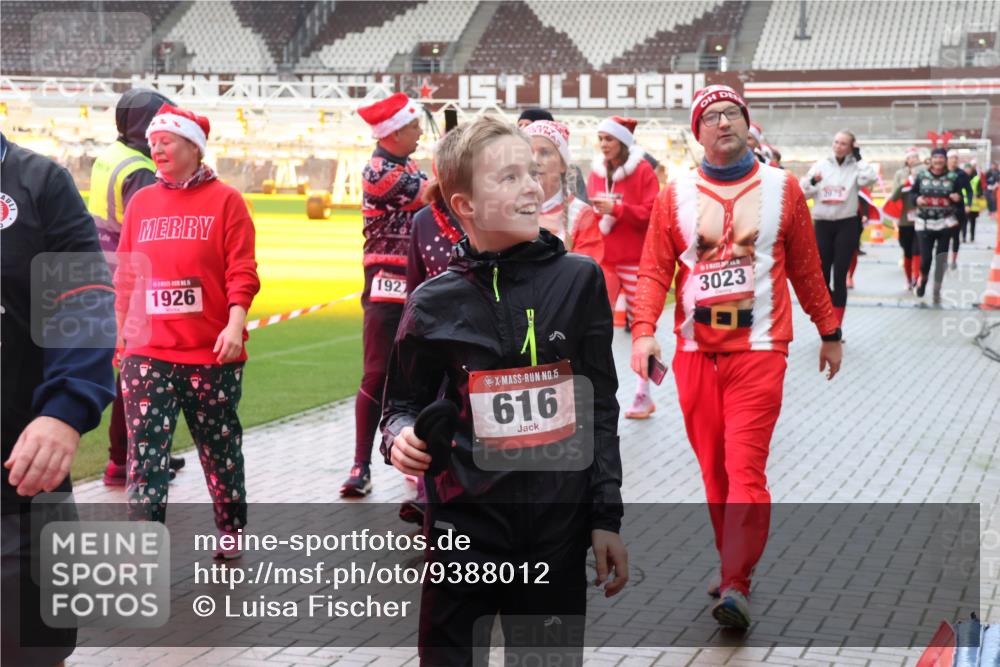 07.12.2025 - St. Pauli X-Mass-Run No. 15 Luisa Fischer http://msf.ph/oto/9388012 07.12.2025 11:49:24 Ziel 1926, 1927, 15, 616, 3023, 2075, 24, 146, 244, 360, 548, 701, 703, 732, 1613, 1891, 1911, 1926, 1927, 1966, 1967, 1992, 1993, 2008, 2075, 2148, 2432, 2717, 2718, 3023, 3388, 3646, 3926, 4134, 4423, 4424, 4426, 4477, 4480 meine-sportfotos.de