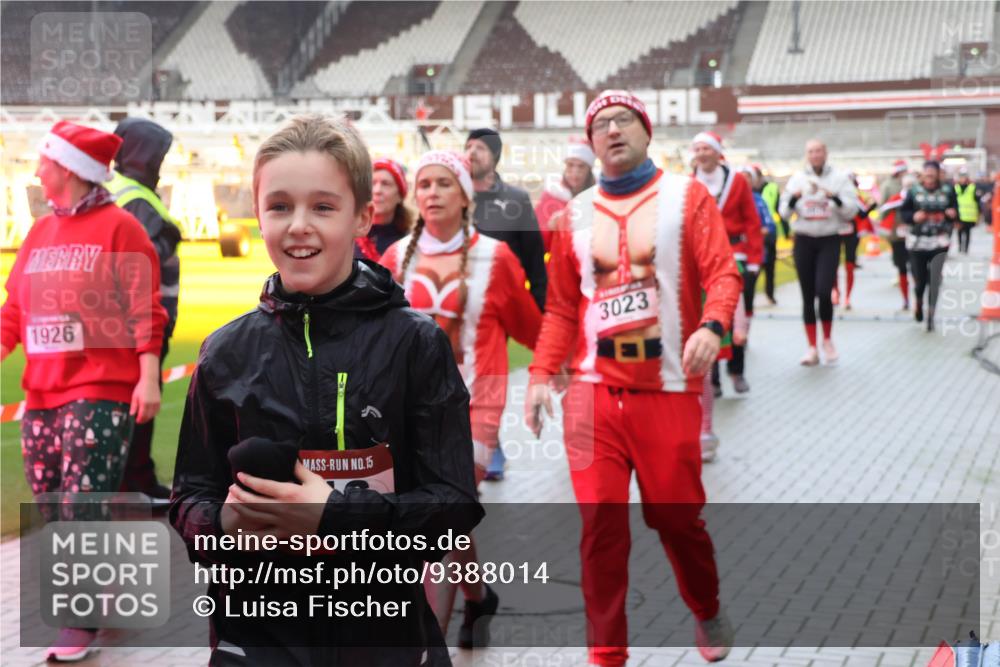 07.12.2025 - St. Pauli X-Mass-Run No. 15 Luisa Fischer http://msf.ph/oto/9388014 07.12.2025 11:49:25 Ziel 1926, 15, 3023, 24, 146, 244, 360, 548, 701, 703, 1613, 1891, 1911, 1926, 1966, 1967, 1992, 1993, 2008, 2075, 2148, 2432, 2717, 2718, 3023, 3388, 3646, 3926, 4134, 4423, 4424, 4426, 4477, 4480 meine-sportfotos.de