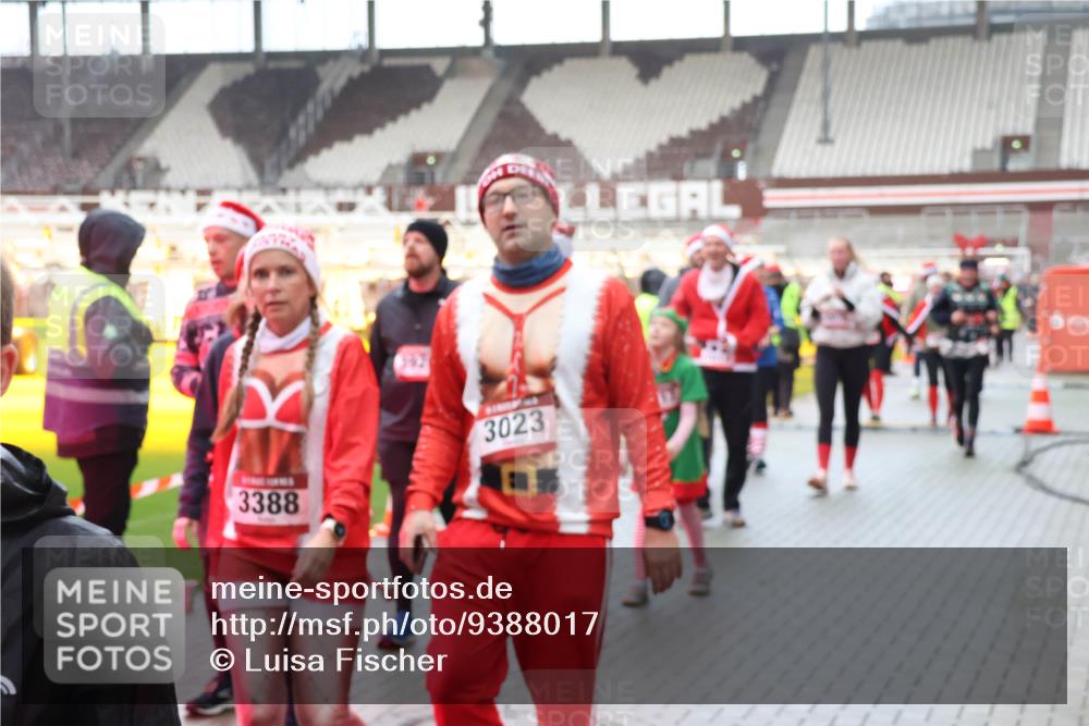 07.12.2025 - St. Pauli X-Mass-Run No. 15 Luisa Fischer http://msf.ph/oto/9388017 07.12.2025 11:49:25 Ziel 3388, 3023, 24, 146, 244, 360, 548, 701, 703, 1613, 1891, 1911, 1926, 1966, 1967, 1992, 1993, 2008, 2075, 2148, 2432, 2717, 2718, 3023, 3388, 3646, 3926, 4134, 4423, 4424, 4426, 4477, 4480 meine-sportfotos.de