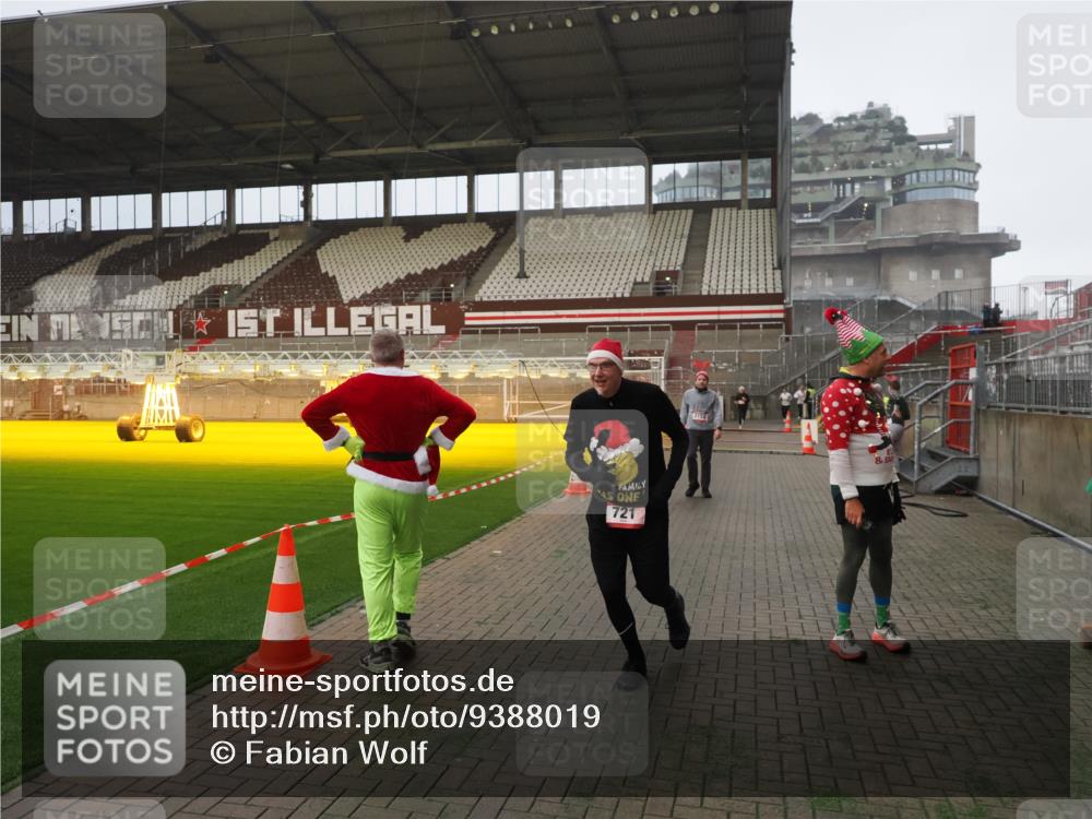 07.12.2025 - St. Pauli X-Mass-Run No. 15 Fabian Wolf http://msf.ph/oto/9388019 07.12.2025 10:18:52 Ziel 721, 1034, 2152, 2925, 3862, 4521, 4522, 4524, 4547 meine-sportfotos.de