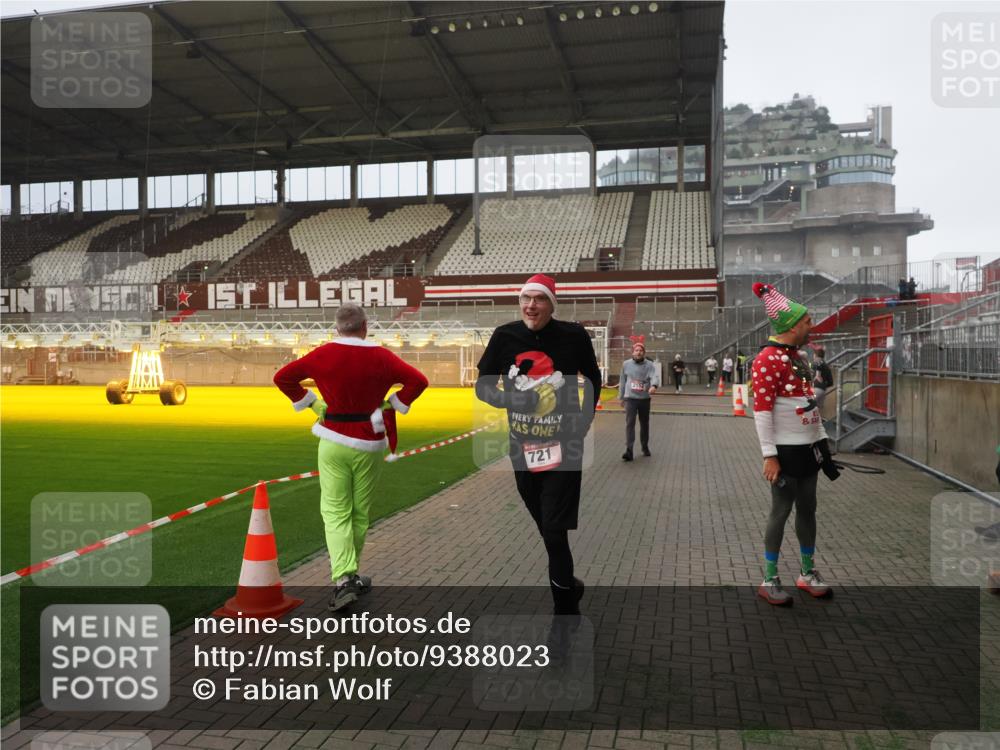 07.12.2025 - St. Pauli X-Mass-Run No. 15 Fabian Wolf http://msf.ph/oto/9388023 07.12.2025 10:18:52 Ziel 721, 1034, 2152, 2925, 3862, 4521, 4522, 4524, 4547 meine-sportfotos.de