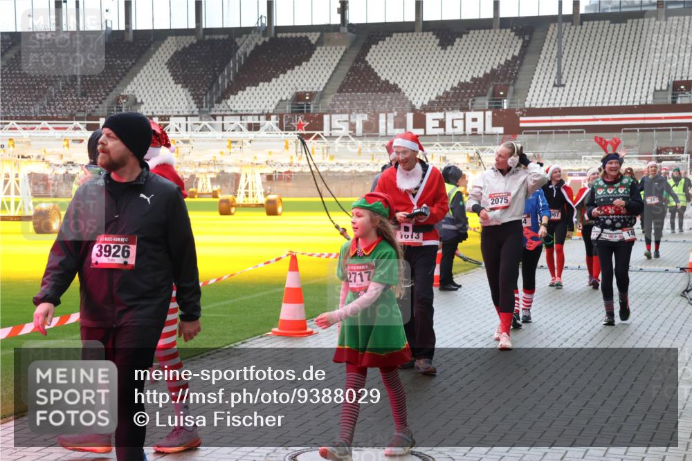 07.12.2025 - St. Pauli X-Mass-Run No. 15 Luisa Fischer http://msf.ph/oto/9388029 07.12.2025 11:49:28 Ziel 3926, 2717, 2075, 967, 24, 24, 146, 244, 360, 548, 701, 703, 1613, 1891, 1911, 1966, 1967, 1992, 1993, 2008, 2075, 2148, 2717, 2718, 3023, 3388, 3926, 4134, 4601 meine-sportfotos.de