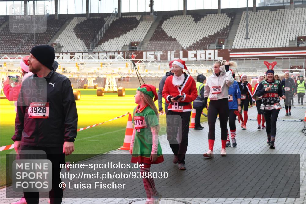 07.12.2025 - St. Pauli X-Mass-Run No. 15 Luisa Fischer http://msf.ph/oto/9388030 07.12.2025 11:49:28 Ziel 3926, 2717, 2075, 967, 24, 24, 146, 244, 360, 548, 701, 703, 1613, 1891, 1911, 1966, 1967, 1992, 1993, 2008, 2075, 2148, 2717, 2718, 3023, 3388, 3926, 4134, 4601 meine-sportfotos.de