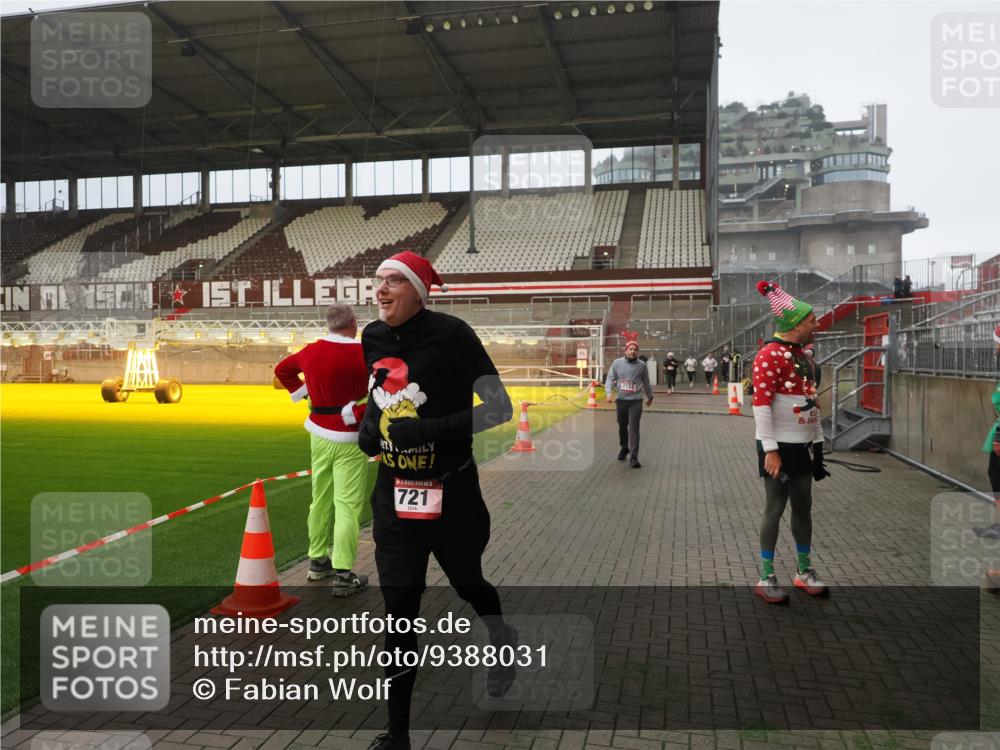 07.12.2025 - St. Pauli X-Mass-Run No. 15 Fabian Wolf http://msf.ph/oto/9388031 07.12.2025 10:18:52 Ziel 721, 1034, 2152, 2925, 3862, 4521, 4522, 4524, 4547 meine-sportfotos.de