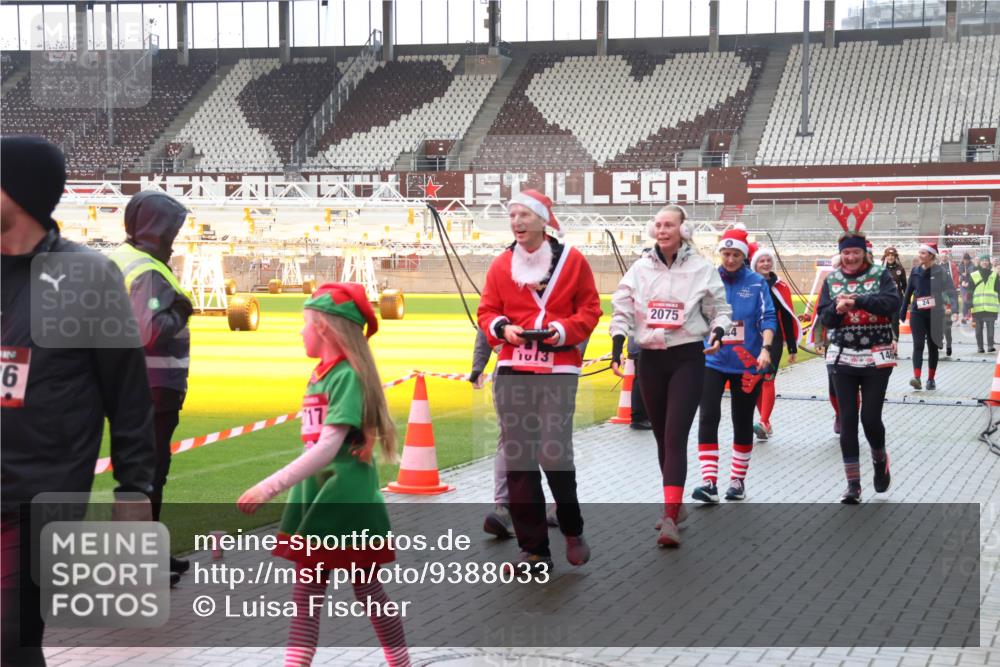 07.12.2025 - St. Pauli X-Mass-Run No. 15 Luisa Fischer http://msf.ph/oto/9388033 07.12.2025 11:49:29 Ziel 6, 1013, 2075, 4, 866, 24, 24, 146, 244, 360, 548, 701, 703, 1613, 1891, 1911, 1966, 1967, 1992, 1993, 2008, 2075, 2148, 2717, 2718, 3023, 3388, 3926, 4134, 4601 meine-sportfotos.de
