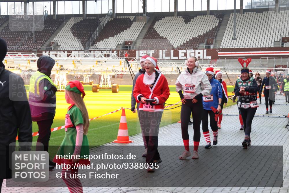 07.12.2025 - St. Pauli X-Mass-Run No. 15 Luisa Fischer http://msf.ph/oto/9388035 07.12.2025 11:49:29 Ziel 7, 17, 1013, 2075, 244, 146, 24, 24, 146, 244, 360, 548, 701, 703, 1613, 1891, 1911, 1966, 1967, 1992, 1993, 2008, 2075, 2148, 2717, 2718, 3023, 3388, 3926, 4134, 4601 meine-sportfotos.de