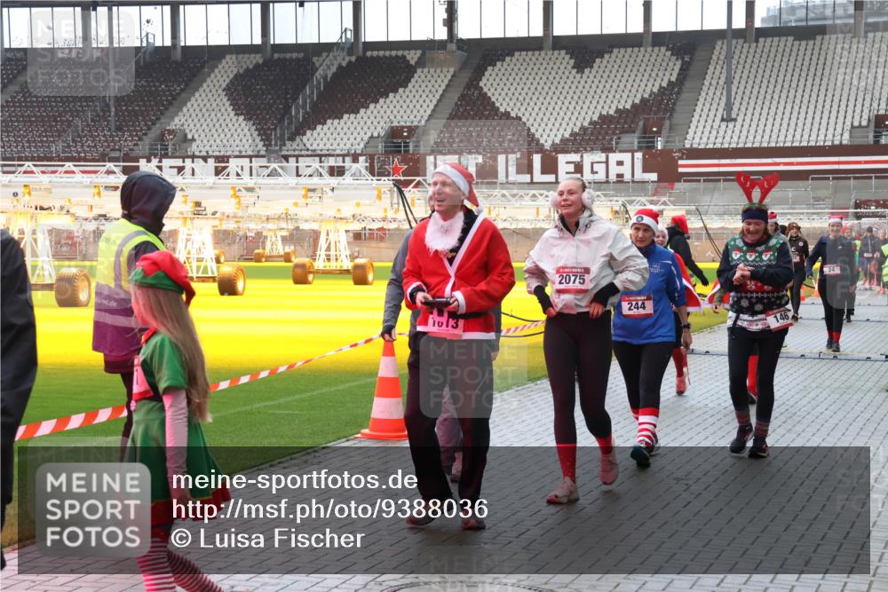 07.12.2025 - St. Pauli X-Mass-Run No. 15 Luisa Fischer http://msf.ph/oto/9388036 07.12.2025 11:49:30 Ziel 2075, 244, 146, 24, 24, 146, 244, 360, 548, 701, 703, 1613, 1891, 1966, 1967, 1992, 1993, 2008, 2075, 2148, 2717, 2718, 3023, 3388, 3926, 4601 meine-sportfotos.de