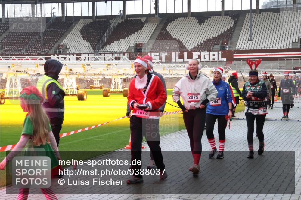 07.12.2025 - St. Pauli X-Mass-Run No. 15 Luisa Fischer http://msf.ph/oto/9388037 07.12.2025 11:49:30 Ziel 1013, 2075, 244, 146, 24, 24, 146, 244, 360, 548, 701, 703, 1613, 1891, 1966, 1967, 1992, 1993, 2008, 2075, 2148, 2717, 2718, 3023, 3388, 3926, 4601 meine-sportfotos.de