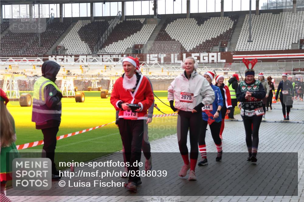 07.12.2025 - St. Pauli X-Mass-Run No. 15 Luisa Fischer http://msf.ph/oto/9388039 07.12.2025 11:49:30 Ziel 30, 1013, 2075, 244, 146, 24, 24, 146, 244, 360, 548, 701, 703, 1613, 1891, 1966, 1967, 1992, 1993, 2008, 2075, 2148, 2717, 2718, 3023, 3388, 3926, 4601 meine-sportfotos.de