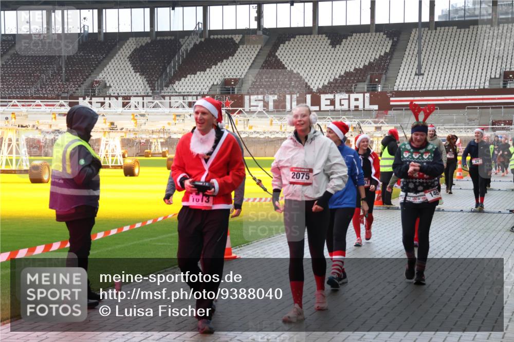 07.12.2025 - St. Pauli X-Mass-Run No. 15 Luisa Fischer http://msf.ph/oto/9388040 07.12.2025 11:49:31 Ziel 2075, 701, 24, 146, 24, 146, 244, 360, 548, 701, 703, 1613, 1891, 1966, 1967, 1992, 1993, 2008, 2075, 2148, 2717, 2718, 3023, 3388, 3926, 4601 meine-sportfotos.de