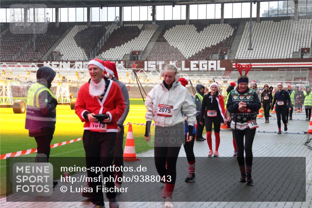 07.12.2025 - St. Pauli X-Mass-Run No. 15 Luisa Fischer http://msf.ph/oto/9388043 07.12.2025 11:49:31 Ziel 1013, 2075, 1967, 146, 701, 24, 24, 146, 244, 360, 548, 701, 703, 1613, 1891, 1966, 1967, 1992, 1993, 2008, 2075, 2148, 2717, 2718, 3023, 3388, 3926, 4601 meine-sportfotos.de