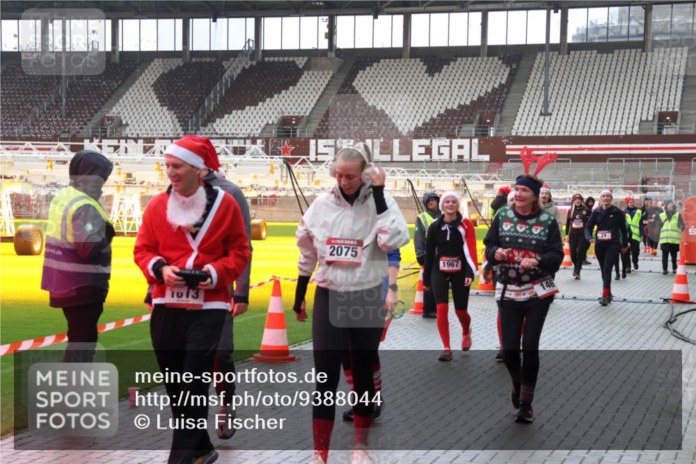 07.12.2025 - St. Pauli X-Mass-Run No. 15 Luisa Fischer http://msf.ph/oto/9388044 07.12.2025 11:49:32 Ziel 1013, 2075, 1967, 146, 701, 24, 24, 146, 244, 360, 548, 701, 703, 1613, 1966, 1967, 1992, 1993, 2008, 2075, 2148, 2717, 2718, 3023, 3388, 3926, 4601 meine-sportfotos.de