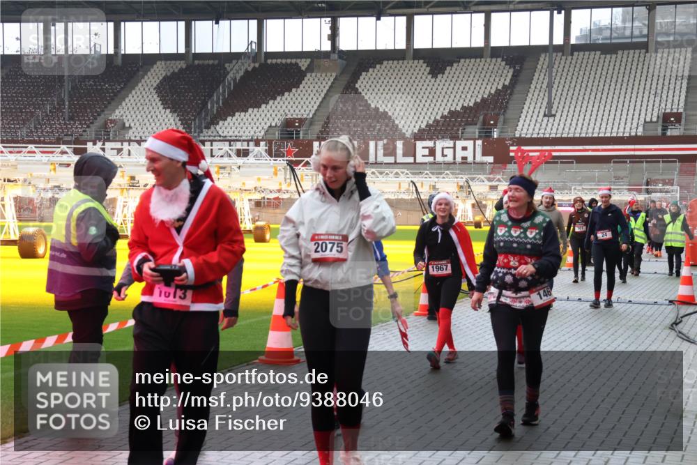 07.12.2025 - St. Pauli X-Mass-Run No. 15 Luisa Fischer http://msf.ph/oto/9388046 07.12.2025 11:49:32 Ziel 1013, 2075, 1967, 146, 701, 24, 24, 146, 244, 360, 548, 701, 703, 1613, 1966, 1967, 1992, 1993, 2008, 2075, 2148, 2717, 2718, 3023, 3388, 3926, 4601 meine-sportfotos.de