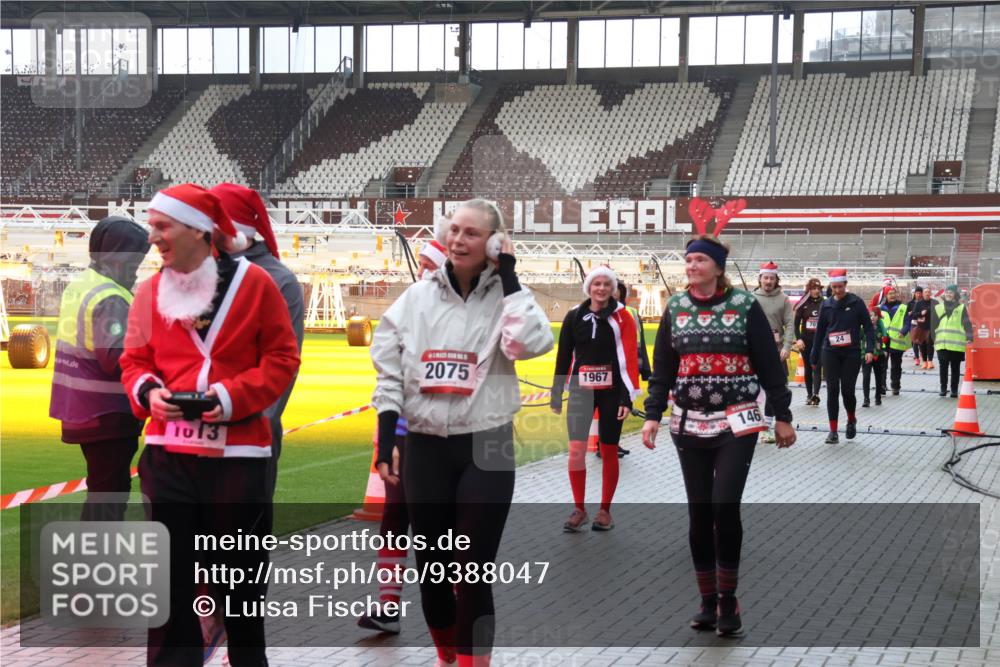07.12.2025 - St. Pauli X-Mass-Run No. 15 Luisa Fischer http://msf.ph/oto/9388047 07.12.2025 11:49:32 Ziel 1013, 2075, 1967, 146, 24, 24, 146, 244, 360, 548, 701, 703, 1613, 1966, 1967, 1992, 1993, 2008, 2075, 2148, 2717, 2718, 3023, 3388, 3926, 4601 meine-sportfotos.de