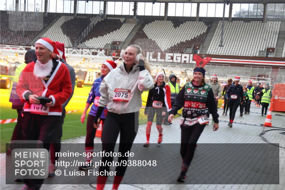 07.12.2025 - St. Pauli X-Mass-Run No. 15 Luisa Fischer http://msf.ph/oto/9388048 07.12.2025 11:49:33 Ziel 1013, 2075, 1967, 146, 24, 24, 146, 244, 360, 548, 701, 703, 1613, 1966, 1967, 1992, 1993, 2008, 2075, 2148, 2717, 2718, 3421, 3424, 3926, 4601, 4643 meine-sportfotos.de