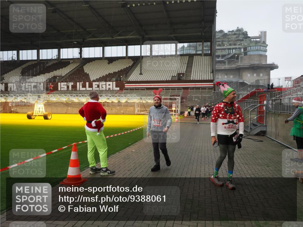 07.12.2025 - St. Pauli X-Mass-Run No. 15 Fabian Wolf http://msf.ph/oto/9388061 07.12.2025 10:18:56 Ziel 721, 1034, 2152, 3862, 3975, 3976, 4331, 4521, 4522, 4524, 4547 meine-sportfotos.de