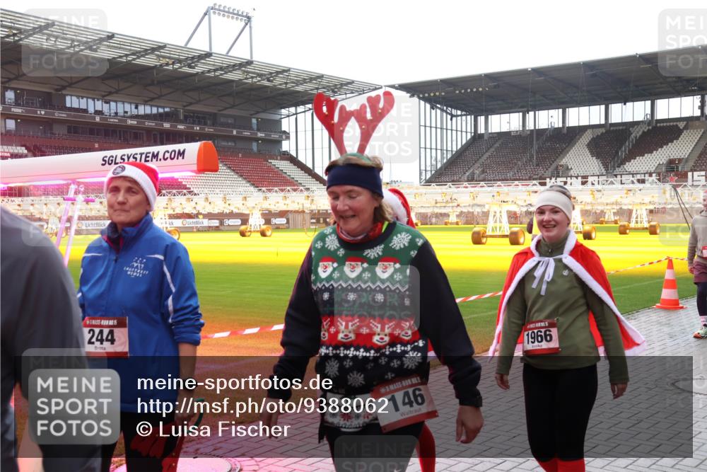 07.12.2025 - St. Pauli X-Mass-Run No. 15 Luisa Fischer http://msf.ph/oto/9388062 07.12.2025 11:49:40 Ziel 244, 146, 1966, 24, 146, 244, 360, 548, 701, 703, 1966, 1967, 1992, 1993, 2003, 2344, 2346, 3421, 3424, 3665, 3685, 4601, 4643, 4646 meine-sportfotos.de
