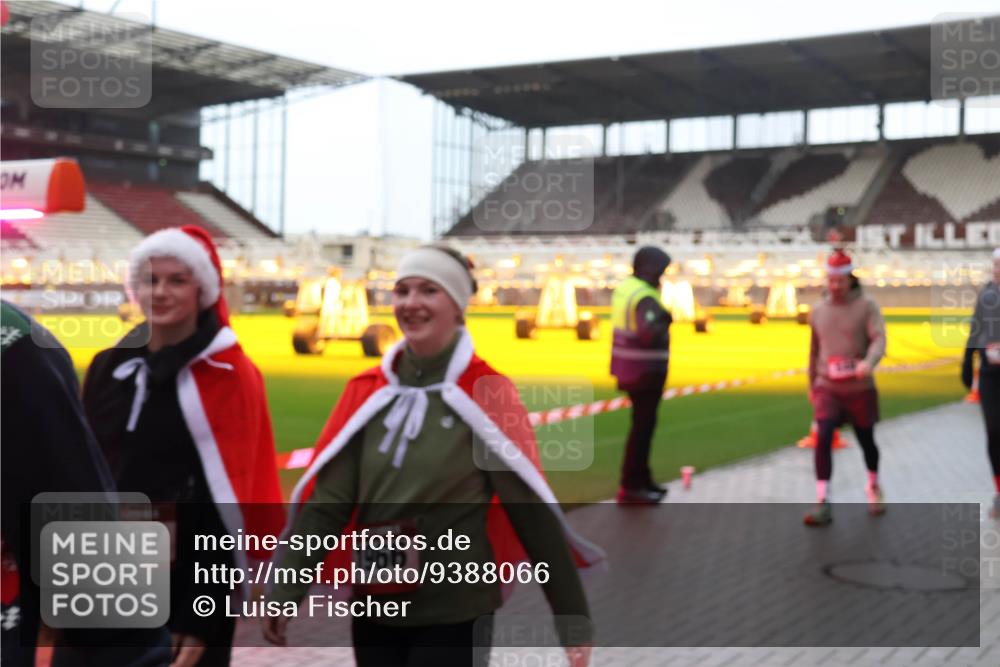 07.12.2025 - St. Pauli X-Mass-Run No. 15 Luisa Fischer http://msf.ph/oto/9388066 07.12.2025 11:49:41 Ziel 67, 1966, 24, 146, 244, 360, 548, 701, 703, 1966, 1967, 1992, 1993, 2003, 2344, 2346, 3421, 3424, 3665, 3685, 3914, 3915, 4601, 4643, 4646 meine-sportfotos.de