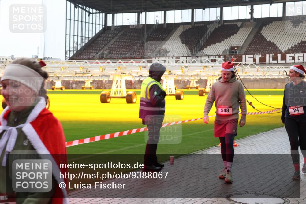 07.12.2025 - St. Pauli X-Mass-Run No. 15 Luisa Fischer http://msf.ph/oto/9388067 07.12.2025 11:49:41 Ziel 115, 548, 24, 24, 146, 244, 360, 548, 701, 703, 1966, 1967, 1992, 1993, 2003, 2344, 2346, 3421, 3424, 3665, 3685, 3914, 3915, 4601, 4643, 4646 meine-sportfotos.de