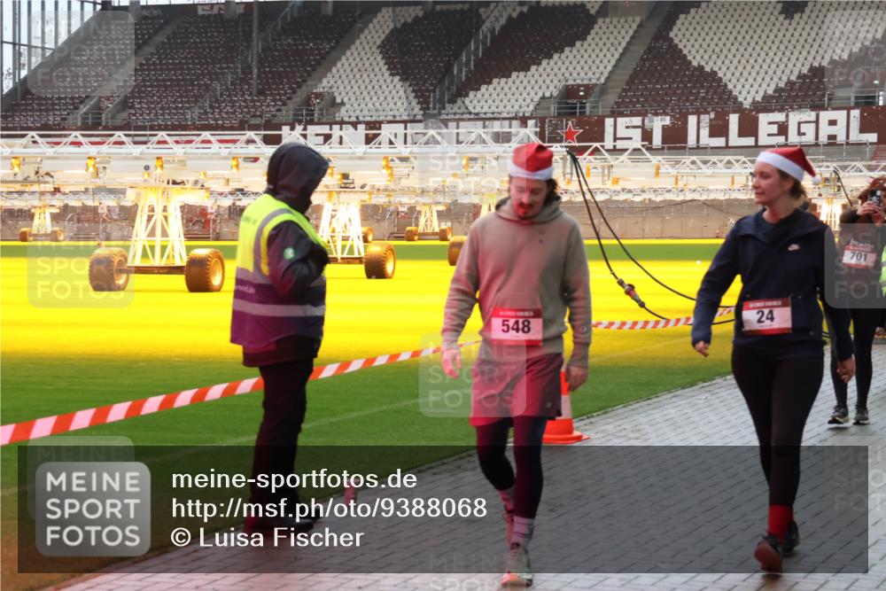 07.12.2025 - St. Pauli X-Mass-Run No. 15 Luisa Fischer http://msf.ph/oto/9388068 07.12.2025 11:49:42 Ziel 548, 74, 24, 701, 24, 146, 244, 360, 548, 701, 703, 1966, 1992, 1993, 2003, 2344, 2346, 3180, 3183, 3421, 3424, 3665, 3685, 3914, 3915, 4601, 4643, 4646 meine-sportfotos.de